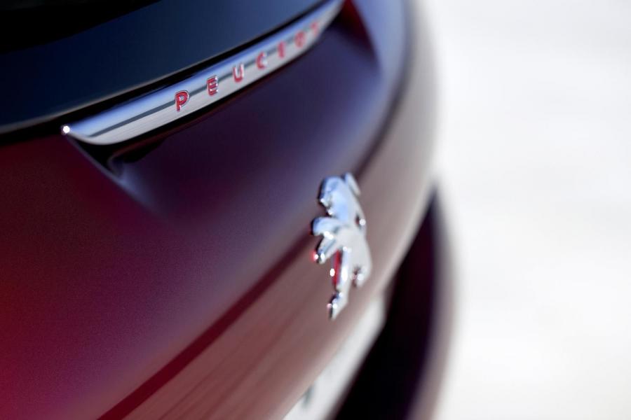  Peugeot 208 GTi Concept 2012 года  (фото 7 из 26)